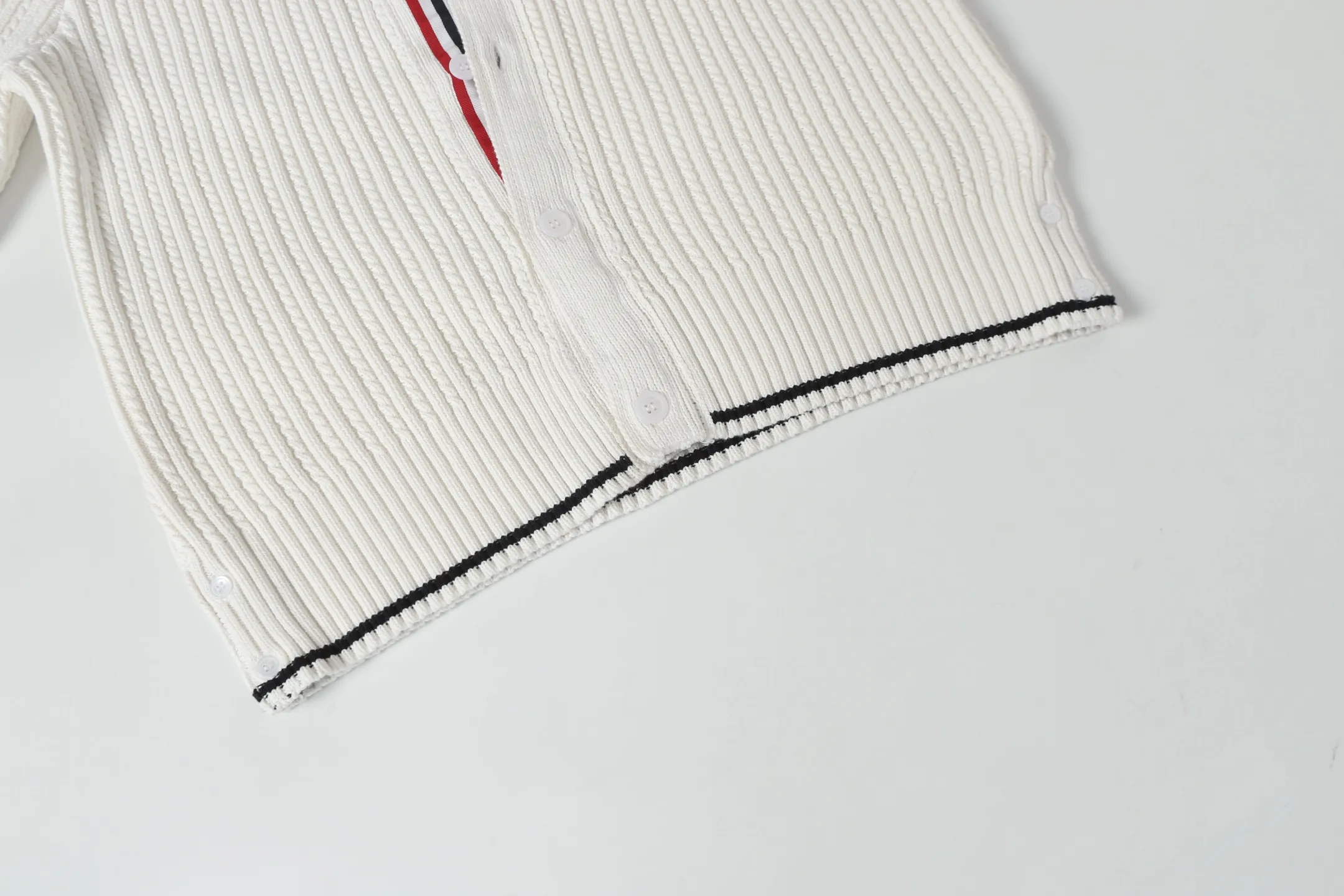 THOM BROWNE · V ：Gray Cream White Size：S M L Thom Browne 1965 ， 1997 。 Giorgio Armani ， Club Monaco ， 。Browne ， 、 。 ， 。 Thom Browne Classic ， 、 Classic。